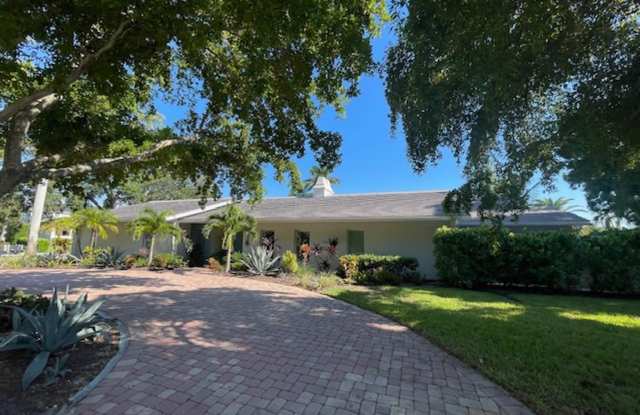 Seasonal 4-bedroom 4-bathroom waterfront home in the Bird Key neighborhood in Sarasota