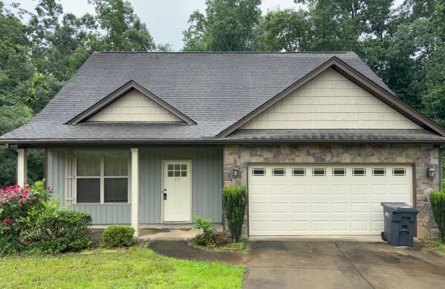 4 bedroom, 2.5 bath centrally located in Travelers Rest  and North Greenville University!!