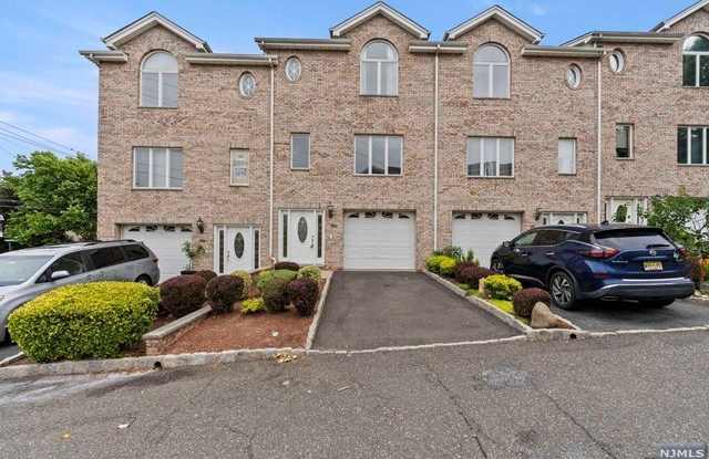 2  Hops Commons Court