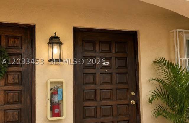 2220 W 74th St