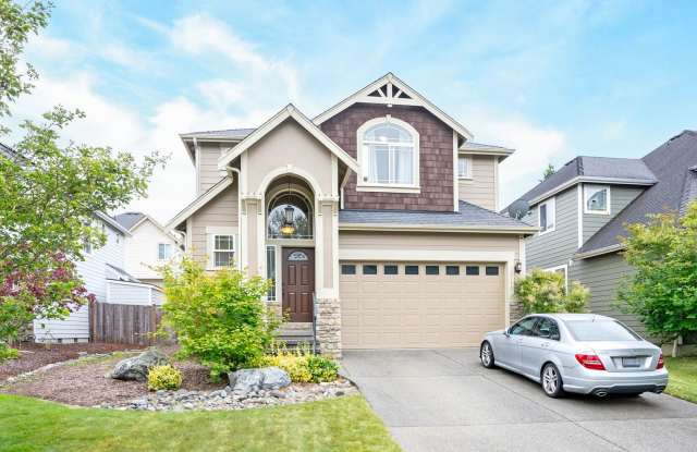 Spacious 4-Bedroom Home in The Oaks with Fenced Yard