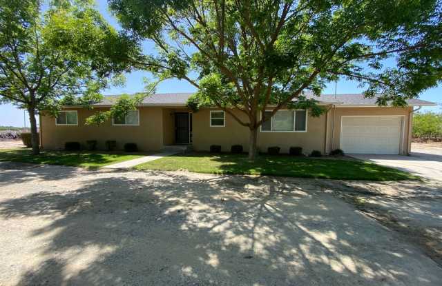 Nice Country Home Available Now! - 6440 West Caldwell Avenue, Tulare County, CA 93277