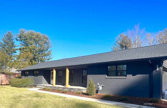 3 Bedroom 2 Bath house Great Hendersonville Location!