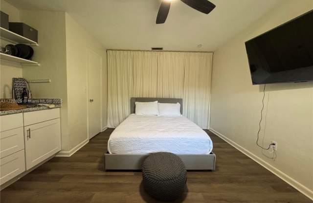 Photo of 5639 Lincoln St