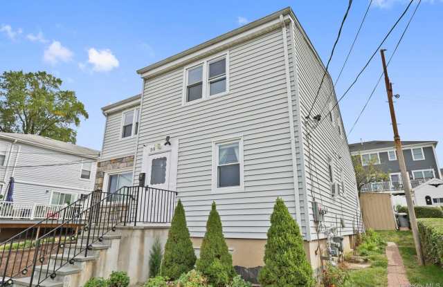 Photo of 98 Lincoln Avenue E unit: 2Nd Floor