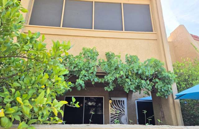 Photo of Beautiful two story, 3 bed, 1 full bath, 2 half bath townhome in Phoenix