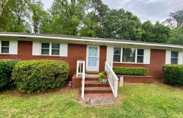 -Beautifully Remodeled 3VD/2BA Ranch Brick Home -STUDENTS AND CO -SIGNERS ACCEPTED - 226 Huntington Road, Wilmington, NC 28403