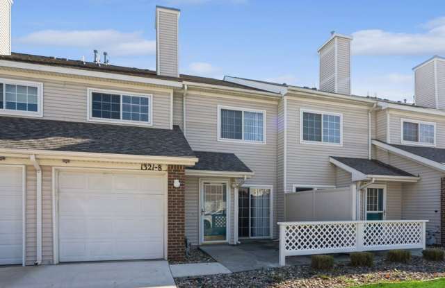 Photo of AFFORDABLE TOWNHOME!! 2 Bed, 1.5 Bath Townhome in Ankeny