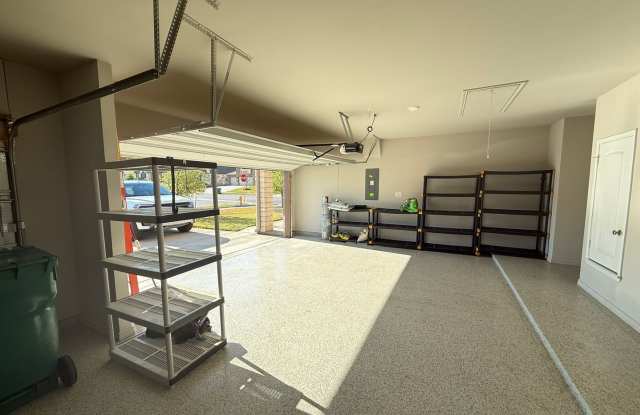 GORGEOUS 3-bedroom 2-bathroom home in Cedarbrook Estates!