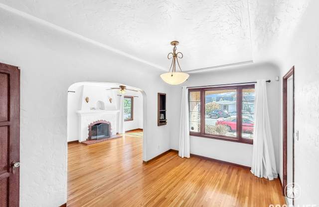 Beautiful 2B 1BA Home in University Heights w/ Washer  Dryer!