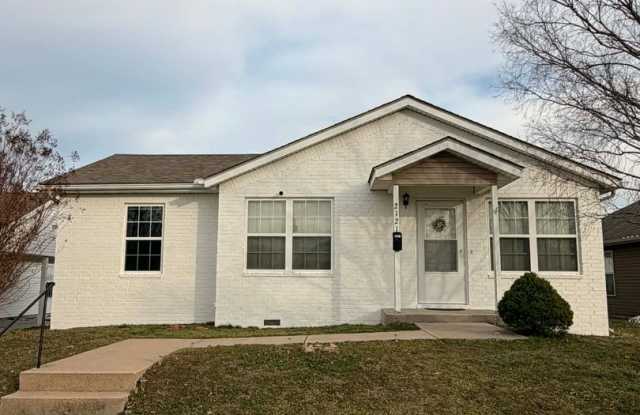 Fully Furnished 3 bedroom/ 1.5 bathrooms- Short-Term Rental – 2121 Kentucky Ave, Joplin, MO, With a Car Garage!!!