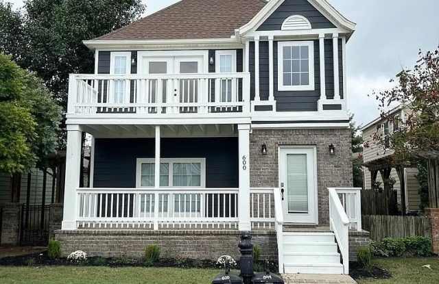 Photo of 600  N Tennyson