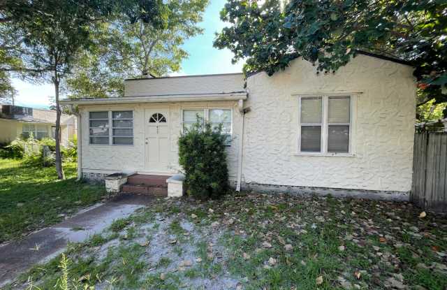 Annual Unfurnished 2/1 in the the Downtown of Sarasota.