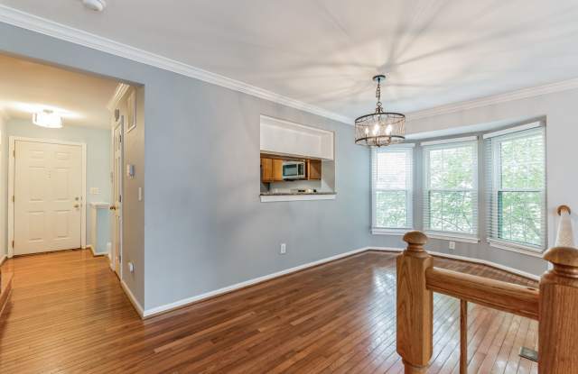 3Bd/3.5Ba End-Unit Townhome in Desirable Kingstowne Community!