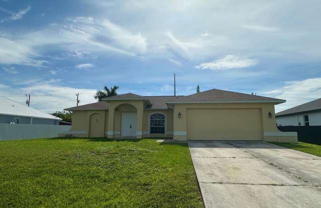 3 Bed 2 Bath with Screened Lanai  ** ASK ME HOW TO GET $500 OFF RENT **