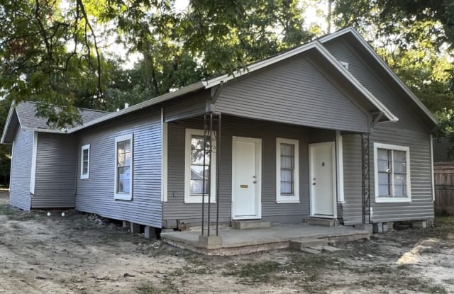 301 West College Street - 301 W College