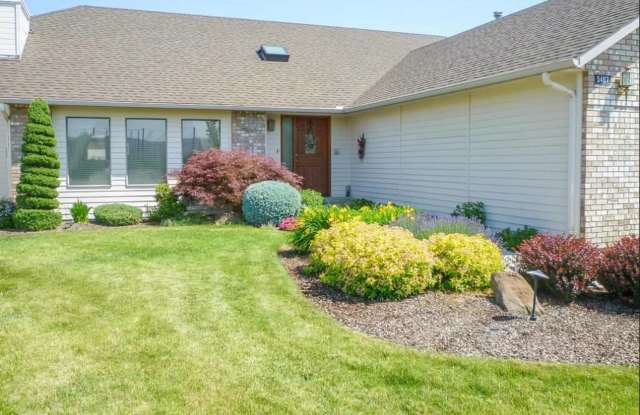 Photo of West Valley 3 bedroom 2 bath, living room and family room, Double garage, lawn mowing provided