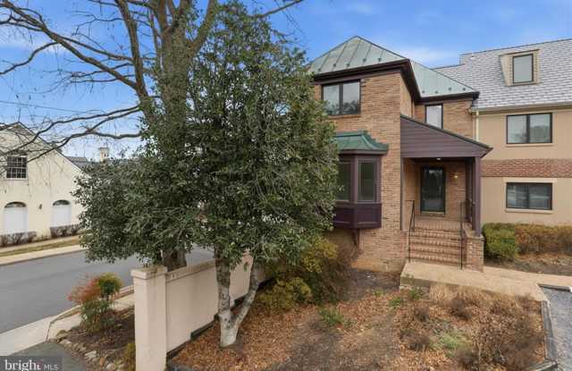 218 E MARSHALL Street