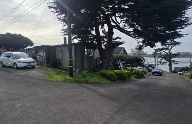 Charming Bodega Bay Cottage with Garden Courtyard