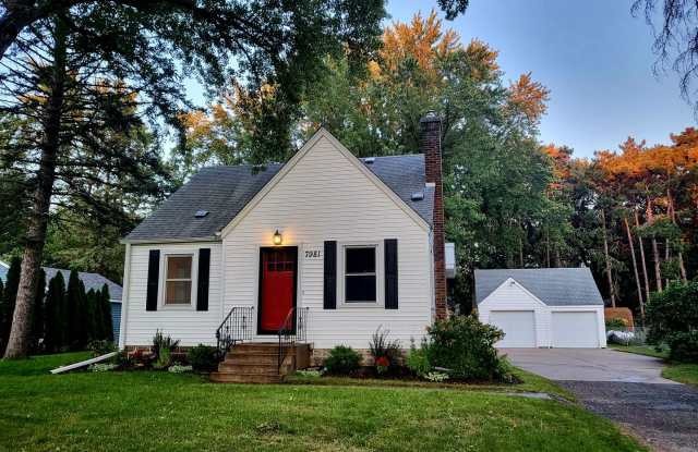 Mounds view schools 3 bedroom! Huge yard, near brand new kitchen!