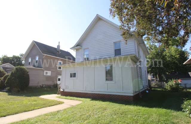 CHARMING!! 3 bedroom, 1.5 Bath Home in Des Moines