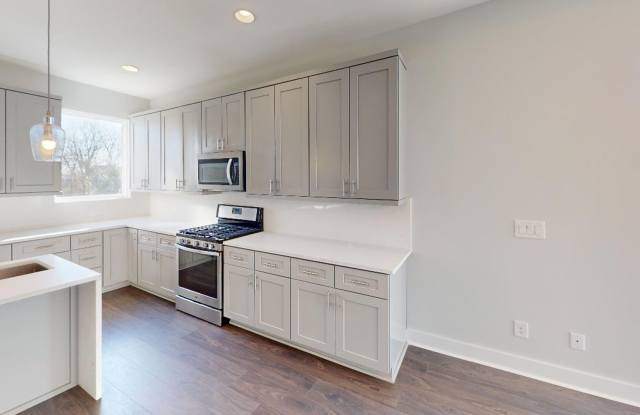 3 story townhome in Seversville!