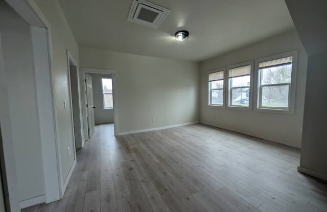 1922 Commercial St NE