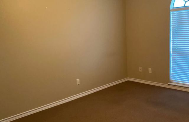 [3/2/3 READY FOR LEASE]