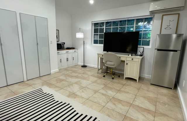 PRIVATE , FURNISHED Beverly Hills Studio Back House ! All utilities included