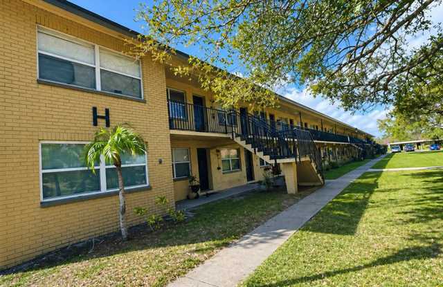 Charming 1-Bedroom Condo Near the Beach – 2501 Harn Blvd #H27, Clearwater, FL