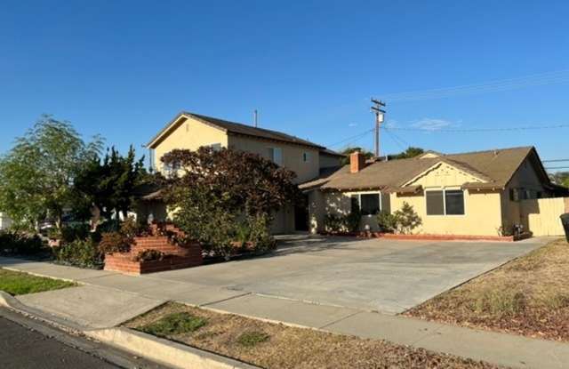 Large 2 Story: 5 Bedroom 5 Bath Pool Home With Family Room,