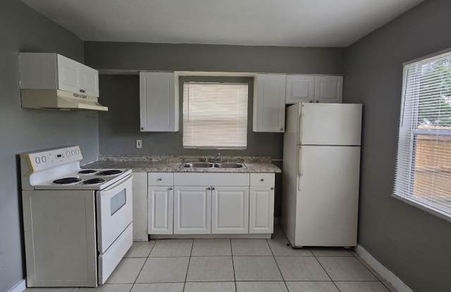 Cozy 2 bedroom/1 bathroom Single family home in the heart of Ybor!