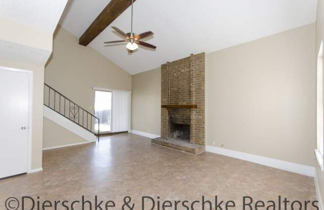 HUGE 3 bedroom townhouse off Sunset AVAILABLE SOON!