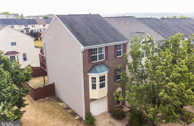 210 GOLDEN LARCH TERRACE NE