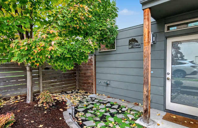South Seattle 1 Bedroom + Bonus Room Townhouse with Private Deck and Parking