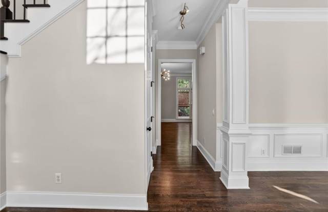 1128 Ashton Bluff Drive NE