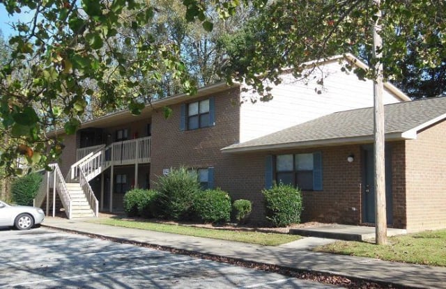 Forest Glen Apartments - 2645 Macgregor Downs Road, Greenville, NC 27834