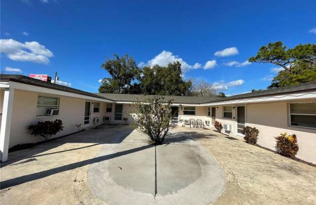2 Bedroom, 1 Baths Apartment For Rent at 1031 Royal Palm Avenue #3, Orlando, FL 32809