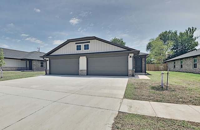 2 Bedroom 2 Bath Duplex With 2 Car Garage with upgrades close to Broadway Extension, a short distance from Edmond and easy access to downtown OKC