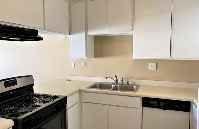 ***Move-in Special $1000 off of 1 Months Rent***Bright Two Bedroom Condo in Chollas Creek!!