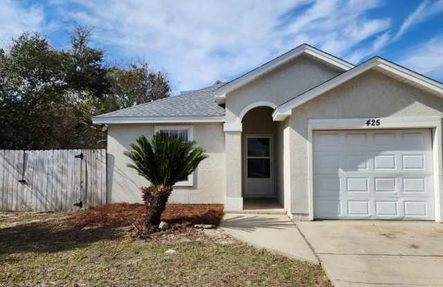 Single Family Home w/fenced in backyard minutes from Beach.