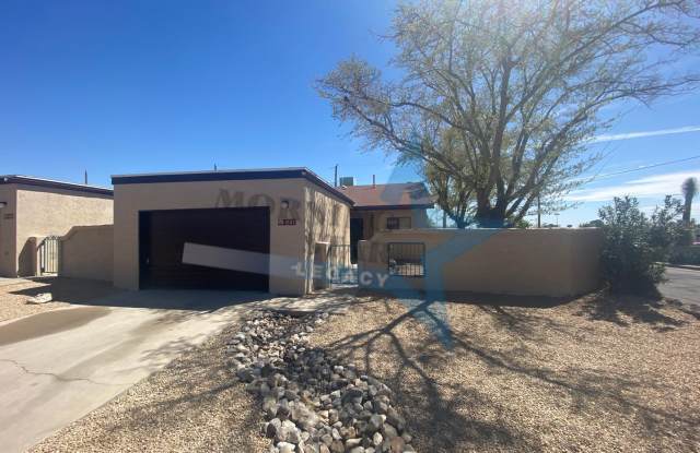 NMSU area townhouse w/ large yard and garage - 1502 Andrews Drive, Las Cruces, NM 88001