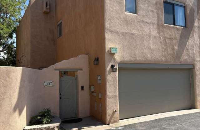 Townhome Near Old Town and Sawmill District