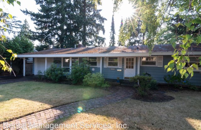 1725 SW Hicrest Ave - 1725 Southwest Hicrest Avenue, Cedar Hills, OR 97225