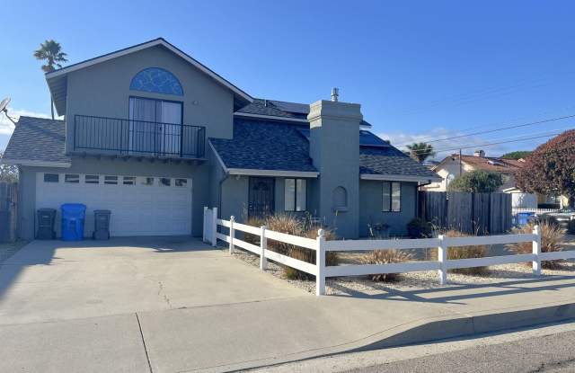 Spacious two-story home close to the beach