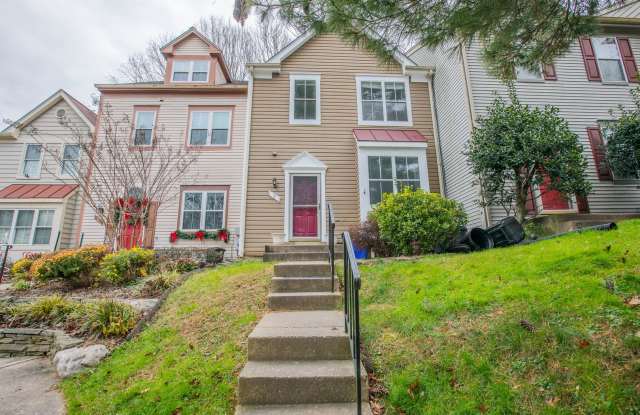 Lovely 3 BR/2 Full BA  2 Half BA Townhome in Germantown!