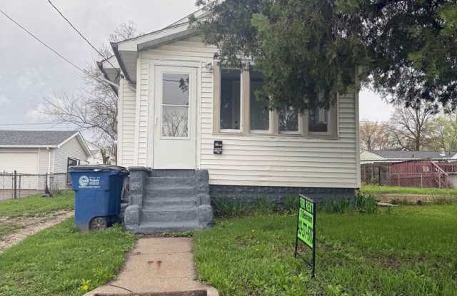Cute 2 Bedroom Home with Large yard!