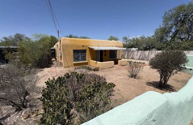 Central Tucson charming historic adobe home