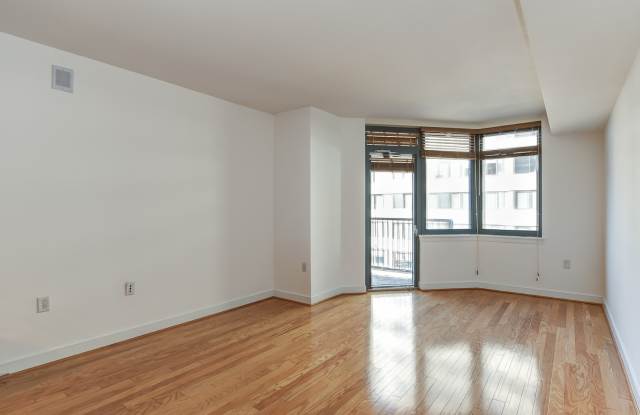 Gorgeous Studio w/ Hardwoods  Balcony