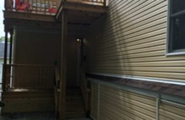 208 1/2 W Washington St - Unit C